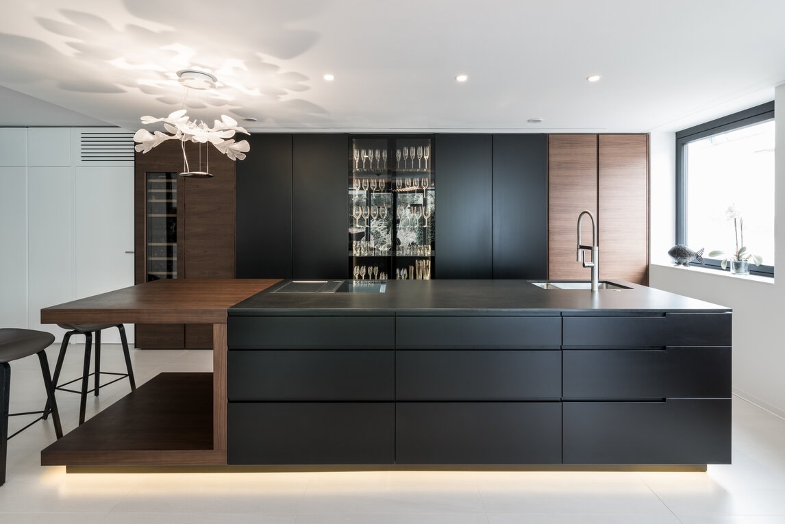 EIN FAIBLE FÜR ANTIQUITÄTEN - Kontrast steht am Programm